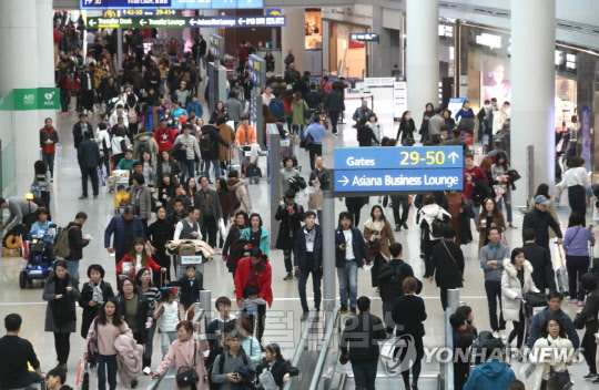 대학생·사회초년생들이 수십 만∼수백만원을 받아 챙기려고 해외여행 중 물건을 도둑맞거나 물건이 파손됐다고 속이는 등의 수법으로 보험금을 받아 가로챈 혐의자 11명을 경찰에 수사 의뢰한다고 밝혔다./사진=연합뉴스